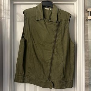 Olive green vest. Off center zip. Great style/look. Like new. Women’s size L.